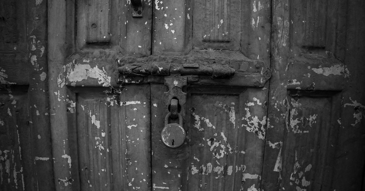 5 Signs Your Door Knob Lock Needs Replacing — Beacon Locksmith
